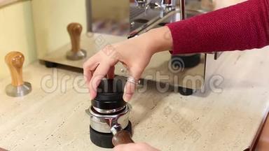 <strong>笨</strong>手<strong>笨</strong>脚的女人用手压着磨碎的咖啡进了左撇子。 在家里泡咖啡